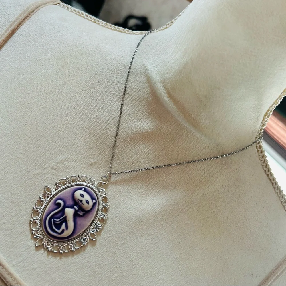 Handcrafted purple sitting pretty kitty cat cameo pendant on chain necklace - Picture 2 of 8